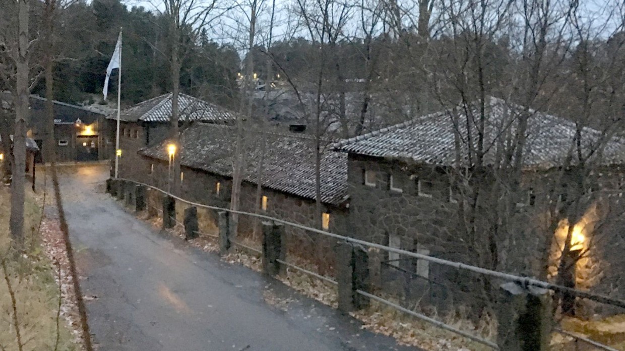 några hus med en väg framför