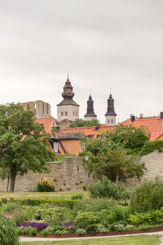 Foto av Almedalen i Visby, med ringmuren i förgrunden.