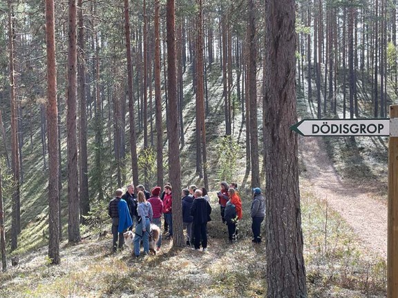 En grupp står vid en dödisgrop. Foto Katrin Jones Hammarlund.