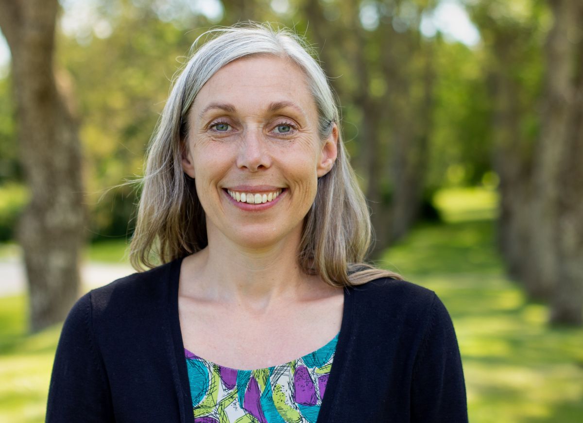 Porträttbild på Klara Fischer i utomhusmiljö