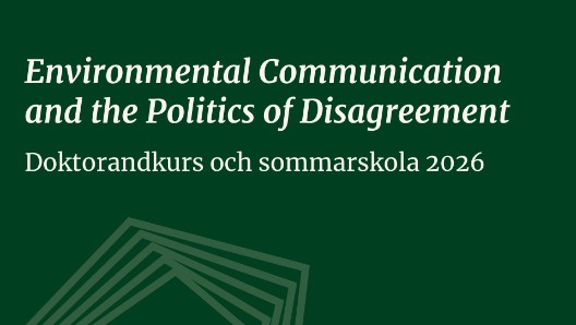 Tre personer vid ett stenröse, en av pkar och berättar något för de andra