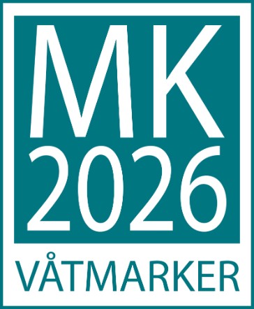 Turkos bildplatta med vit text MK 2026 och turkos text Våtmarker