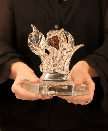 Elisabet Ottosson med violgubbe-brev