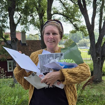 Elisabet Ottosson med violgubbe-brev