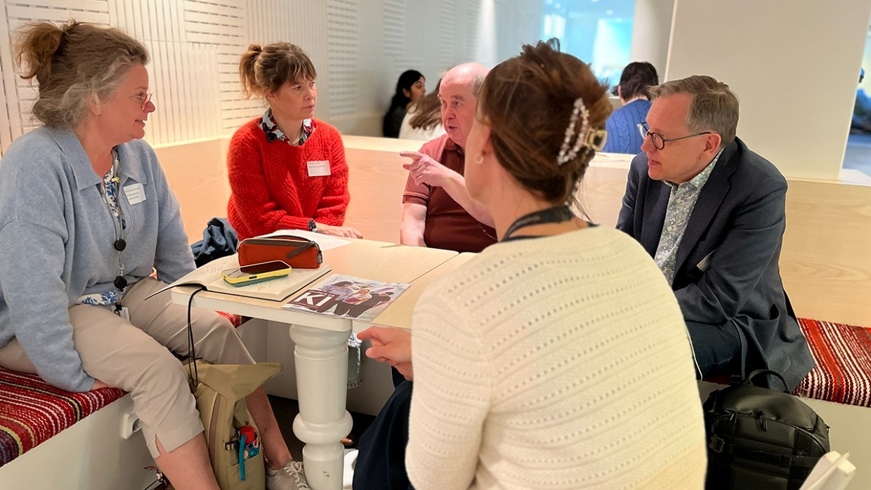Deltagare på Klimatnätverkets slutevent i diskussion vid ett bord.