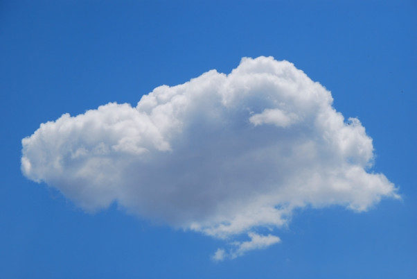 Ett moln på blå himmel.