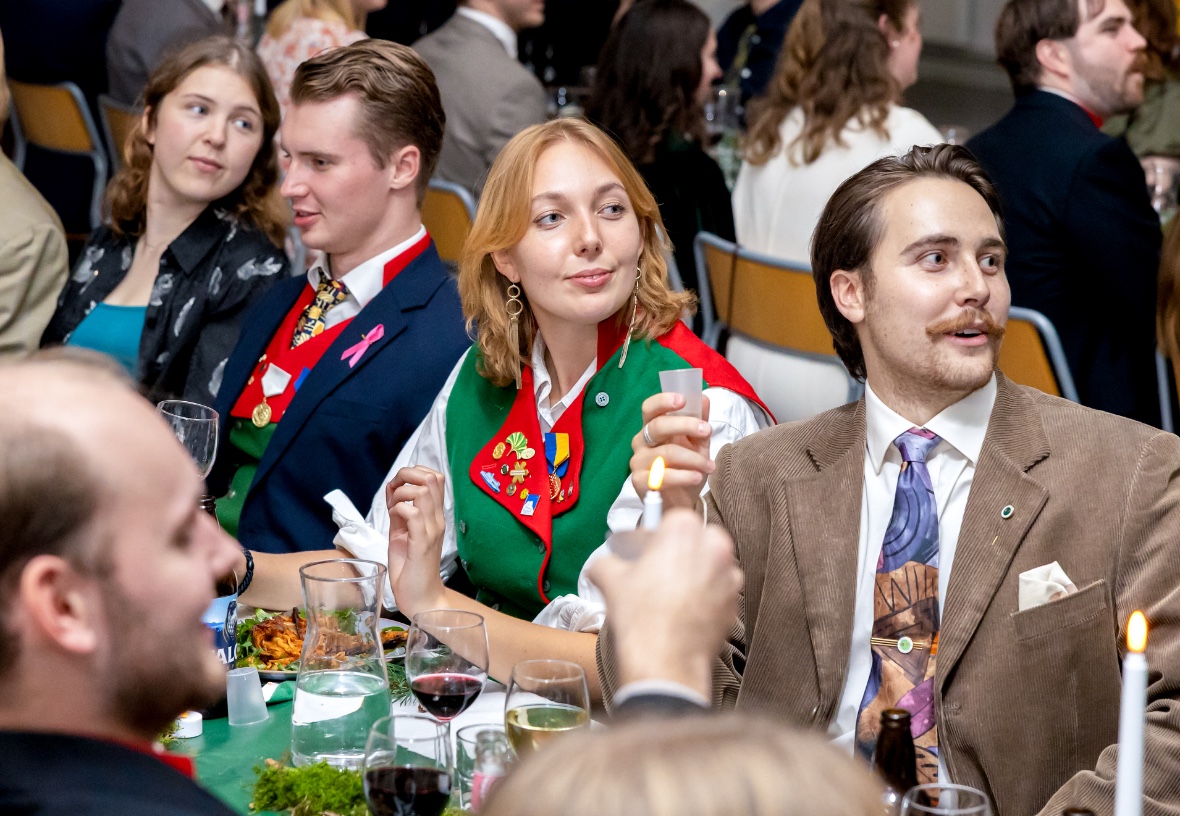 studenter äter middag