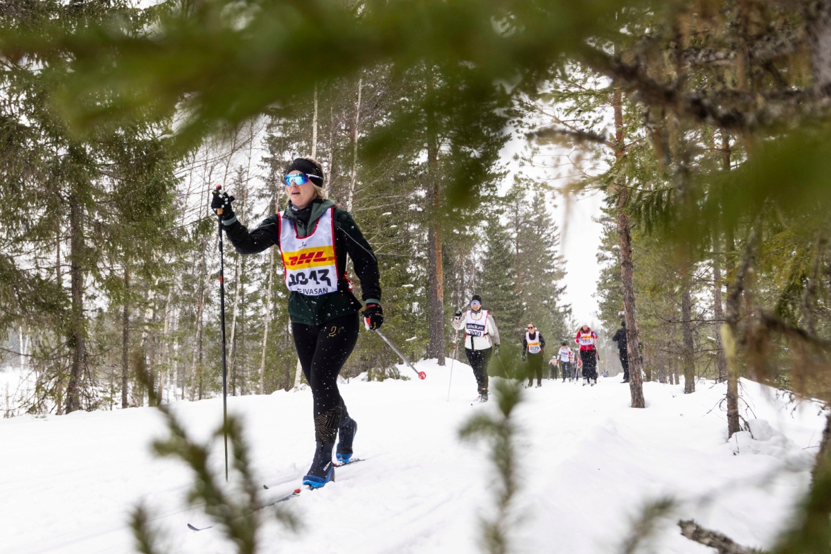 kvinna i vasaloppsspåret