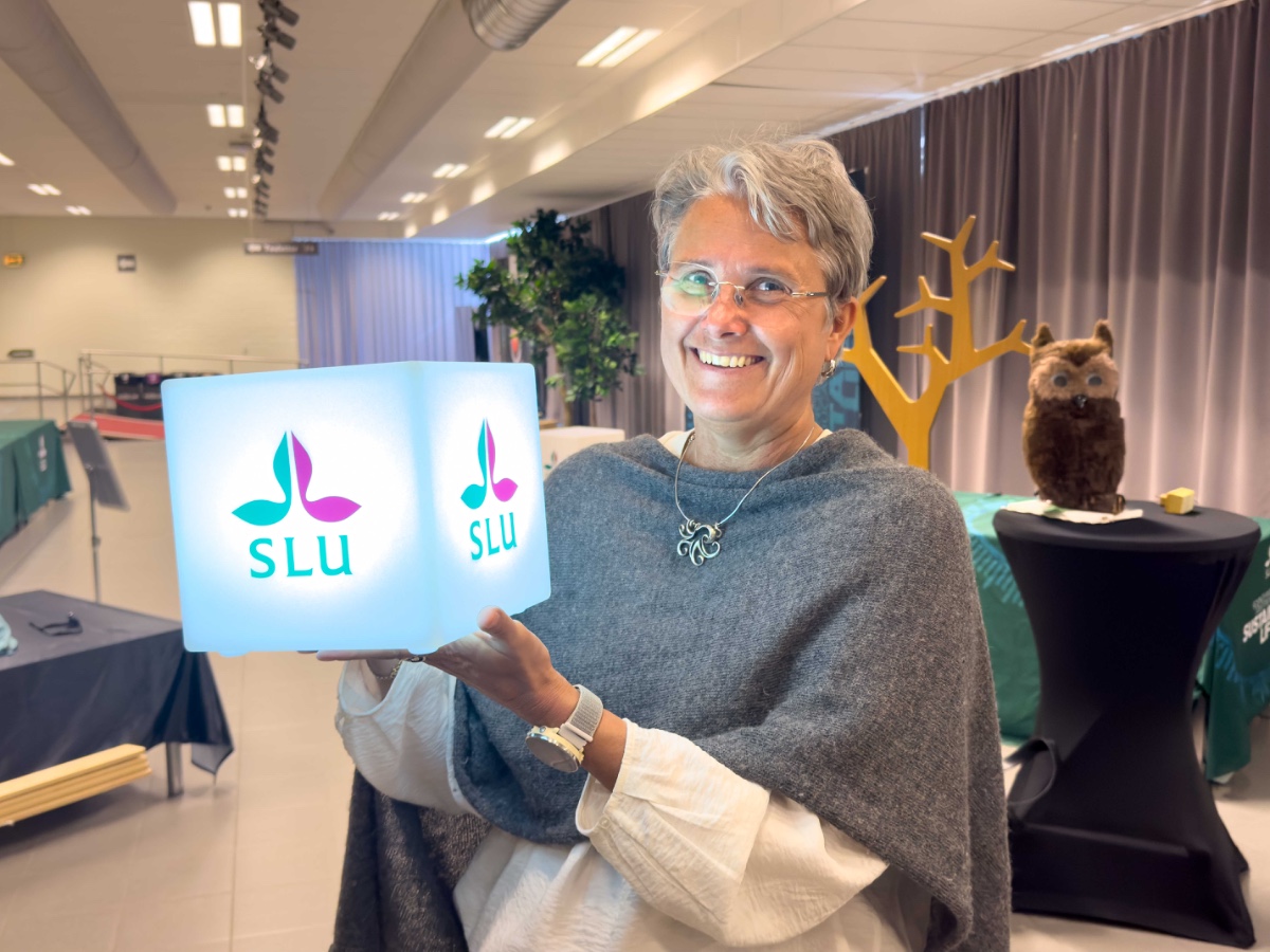 Bild på kvinna i mässmontern