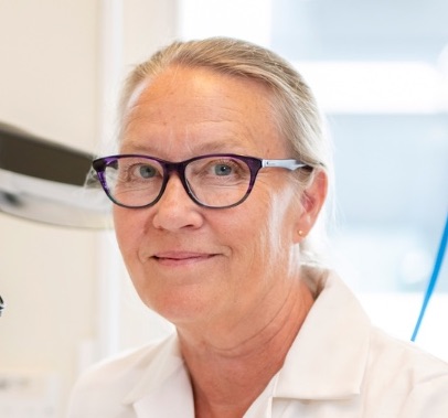 kvinna vid mikroskå