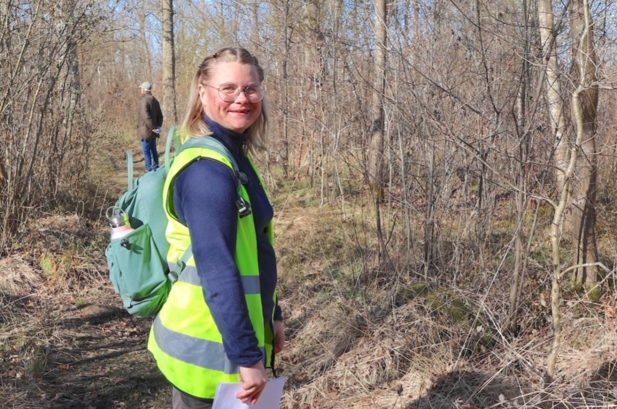 kvinna på stig i skogen