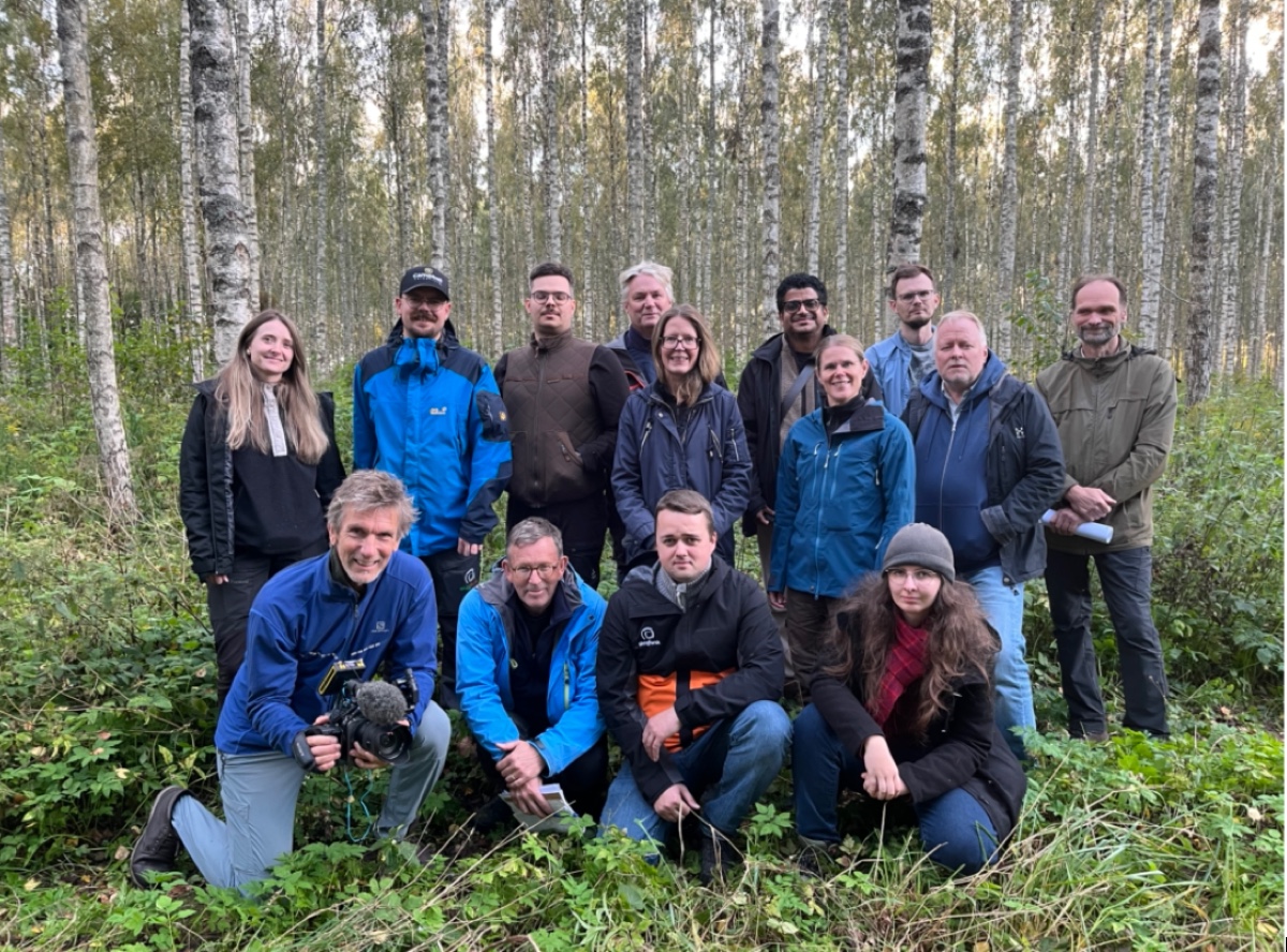 gruppbild på forskare i skogen