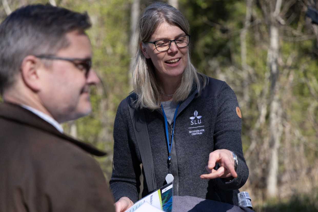 State secretary Daniel Liljeberg and researcher Maartje Klapwijk during excursion. Foto. 