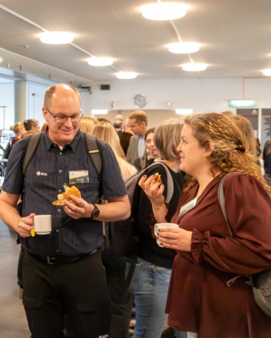 Mingel under konferensen. Foto. 