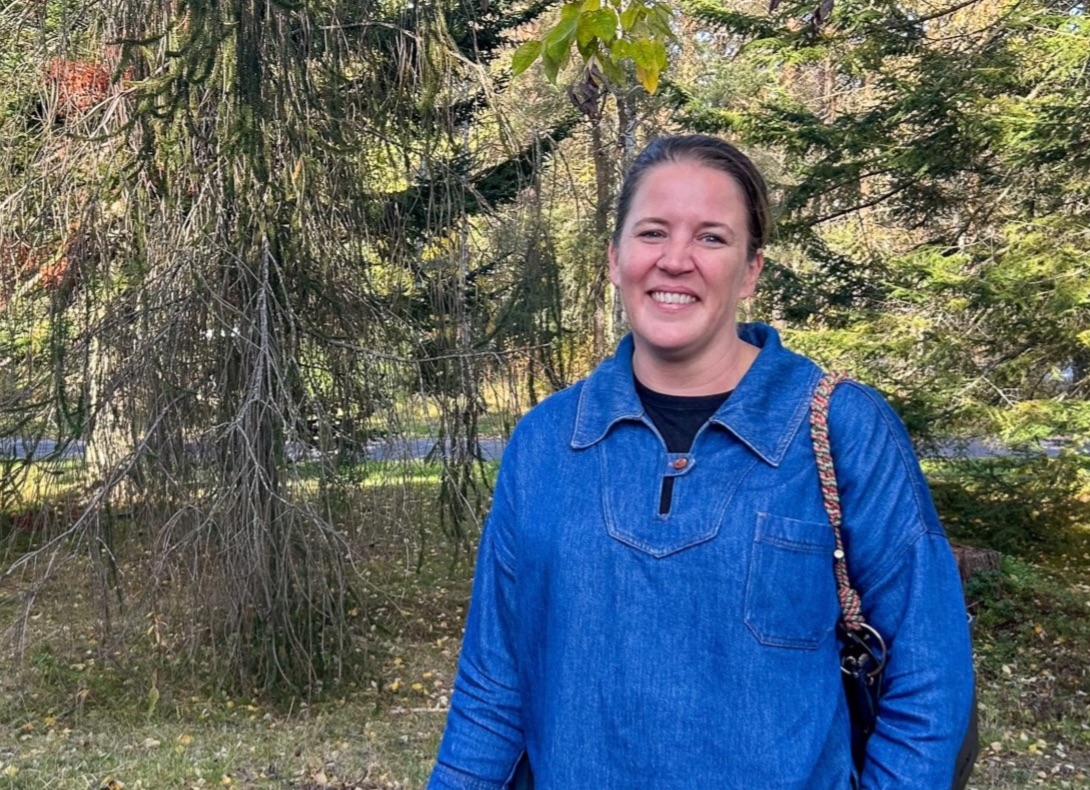 kvinna i skogen 